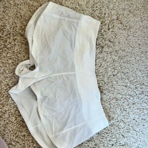 Lululemon shorts size 6 NEBER WORN!!!